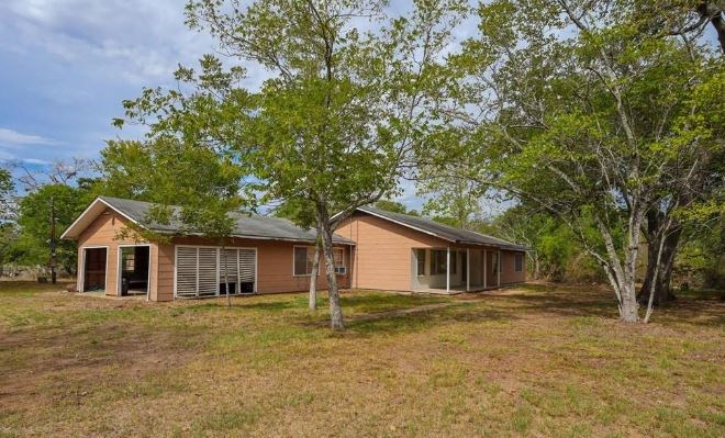 1546  US Highway 90a, Hallettsville, Texas 77964 